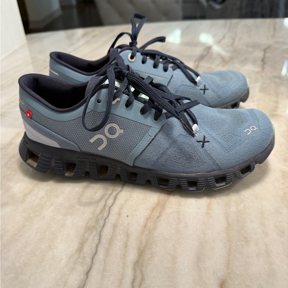 On Cloud women’s blue Athletic Shoes - size 6.5